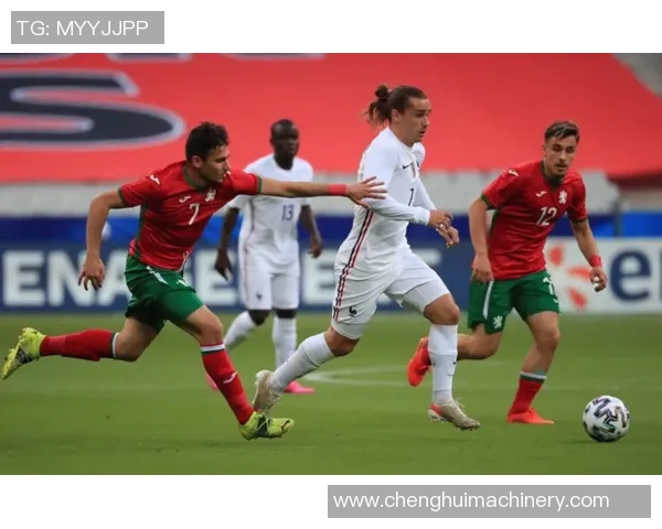 足球巨星赛场外奇葩行为曝光引发球迷热议笑料不断